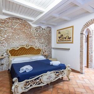 De'Gombruti, Bologna By Short Holidays